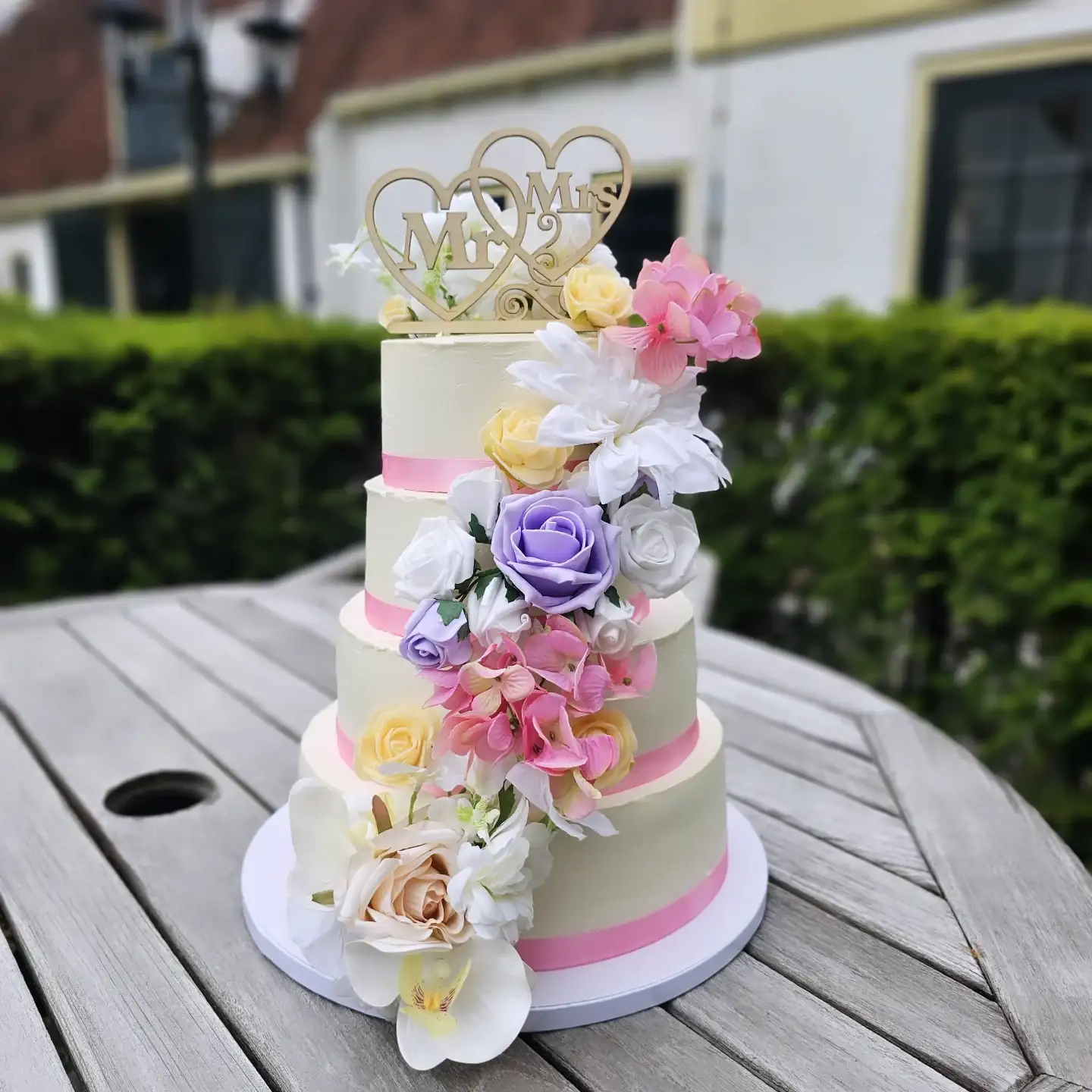 Hazelbakt Bruiloftstaart met meerdere levels en bloemen